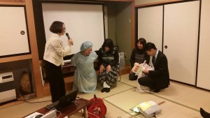 吉田裕美さん、小田嶋さん、吉田千佳子さんもお産の劇に参加。楽しそうですね。